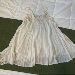 White layered dress with lace detail size M